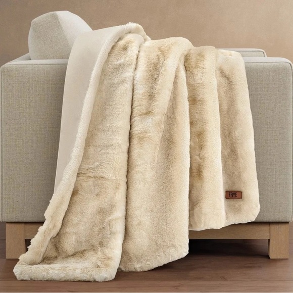 FRYE Luxe Faux Fur Throw Blanket 60" x 70" Cream Silky Soft Feel Polyester New - Picture 3 of 8